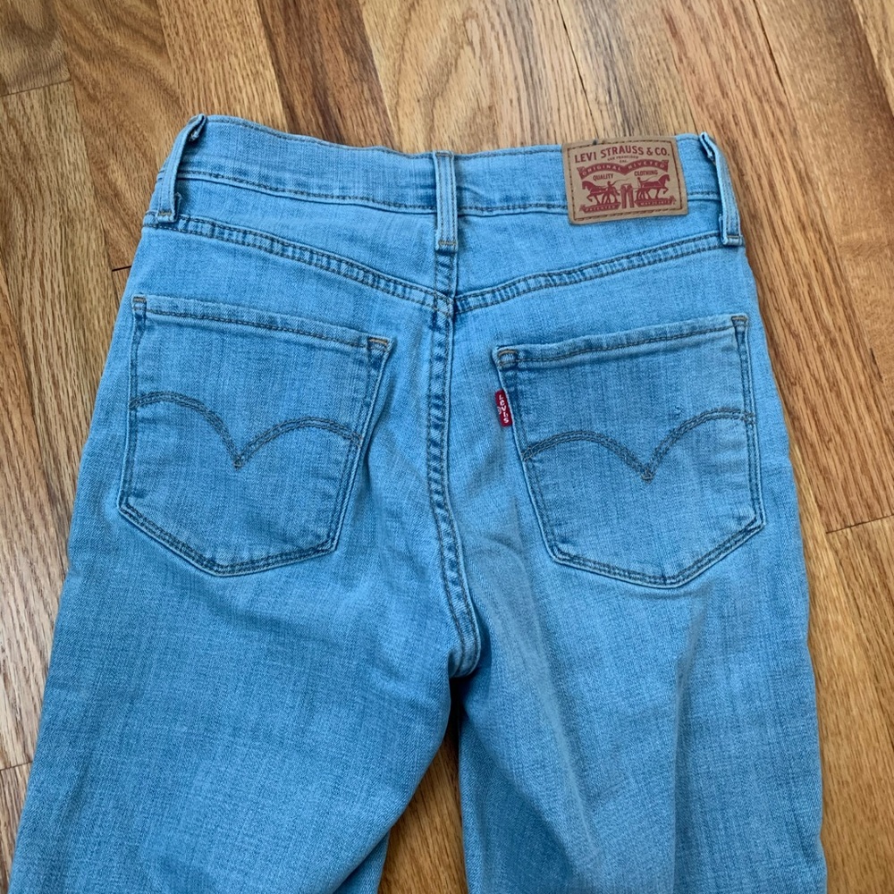 LEVIS STRAIGHT LEG JEANS